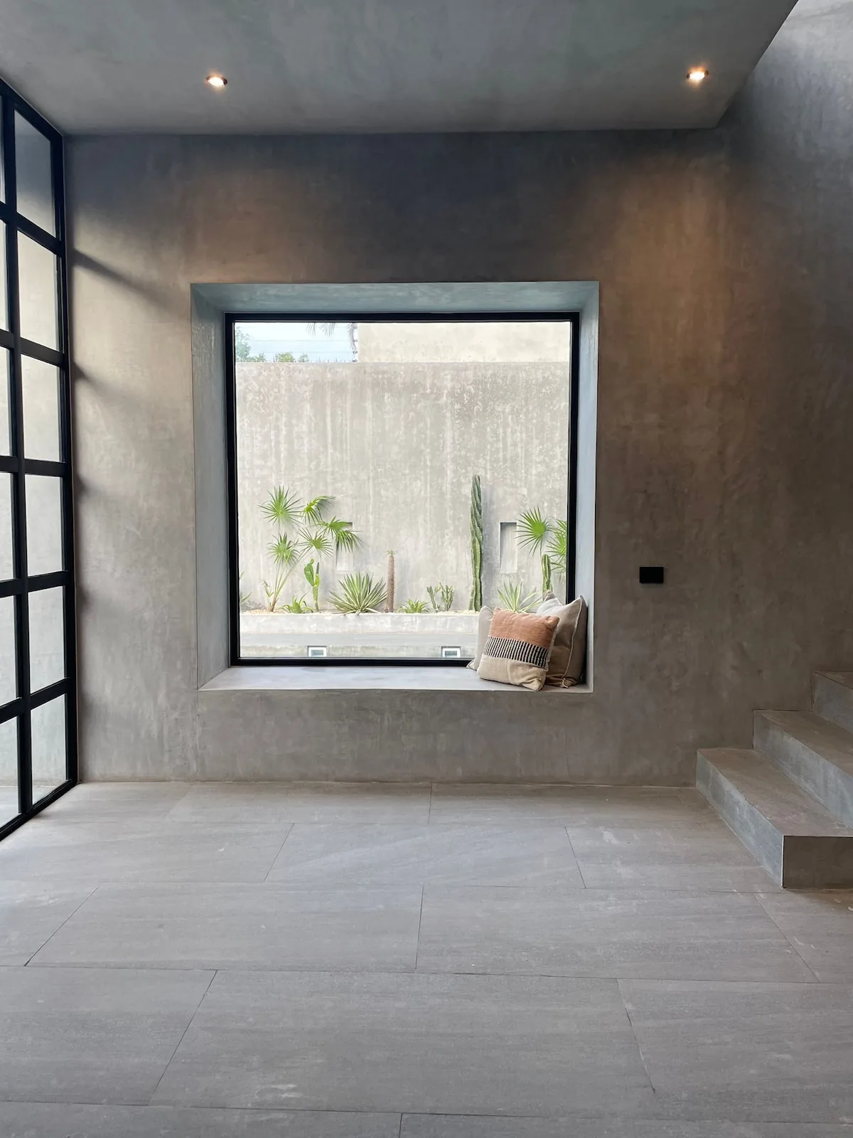 Casa Arroqueno interiores elegantes de concreto pulido con cocina moderna y diseño minimalista