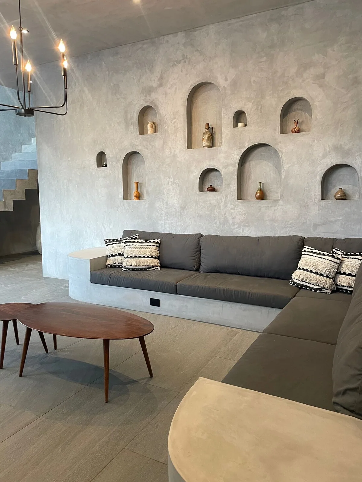 Casa Arroqueno espacio de vida contemporáneo con acabados de concreto pulido y luz natural