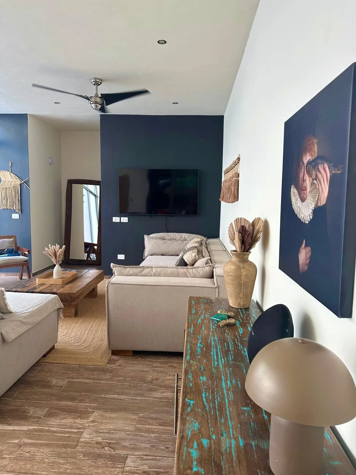 Casa Flamingo interiores de diseño con mobiliario moderno y espacios de vida amplios