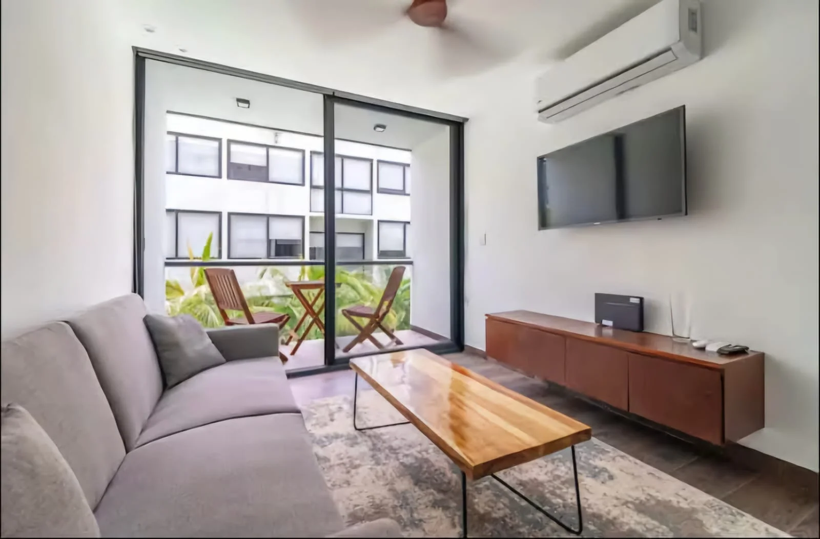 Vistas interiores y exteriores de Casa Kiin