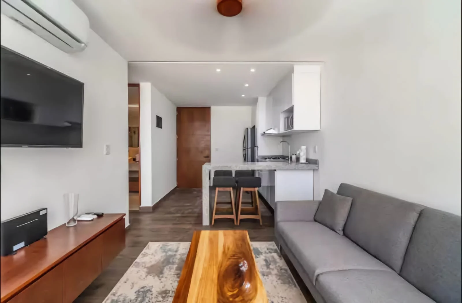 Vistas interiores y exteriores de Casa Kiin