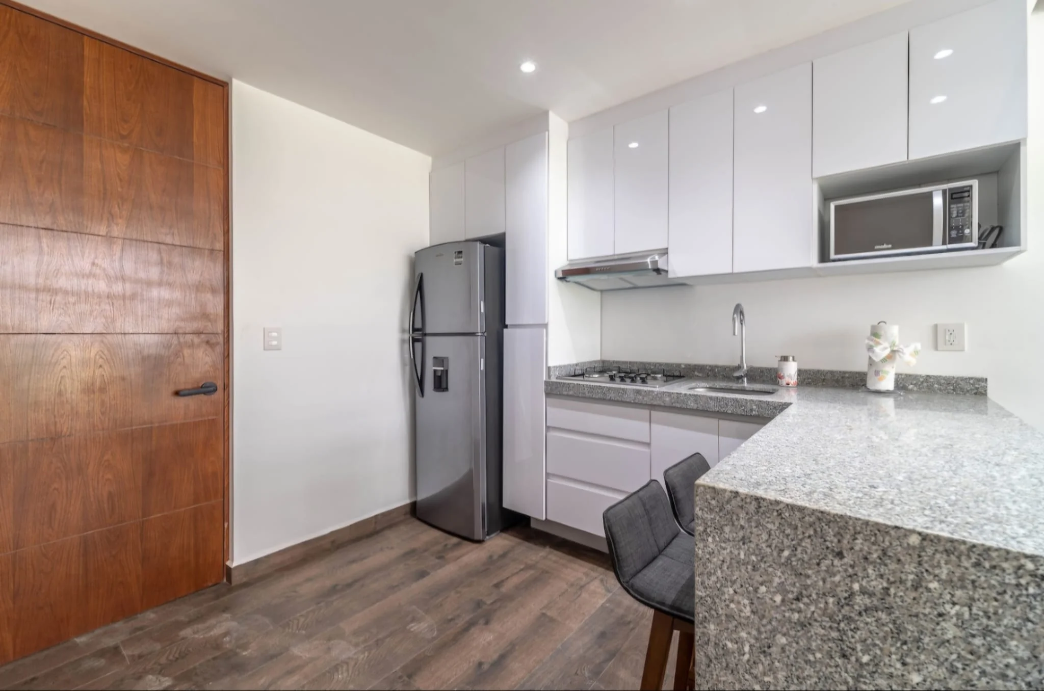 Vistas interiores y exteriores de Casa Kiin