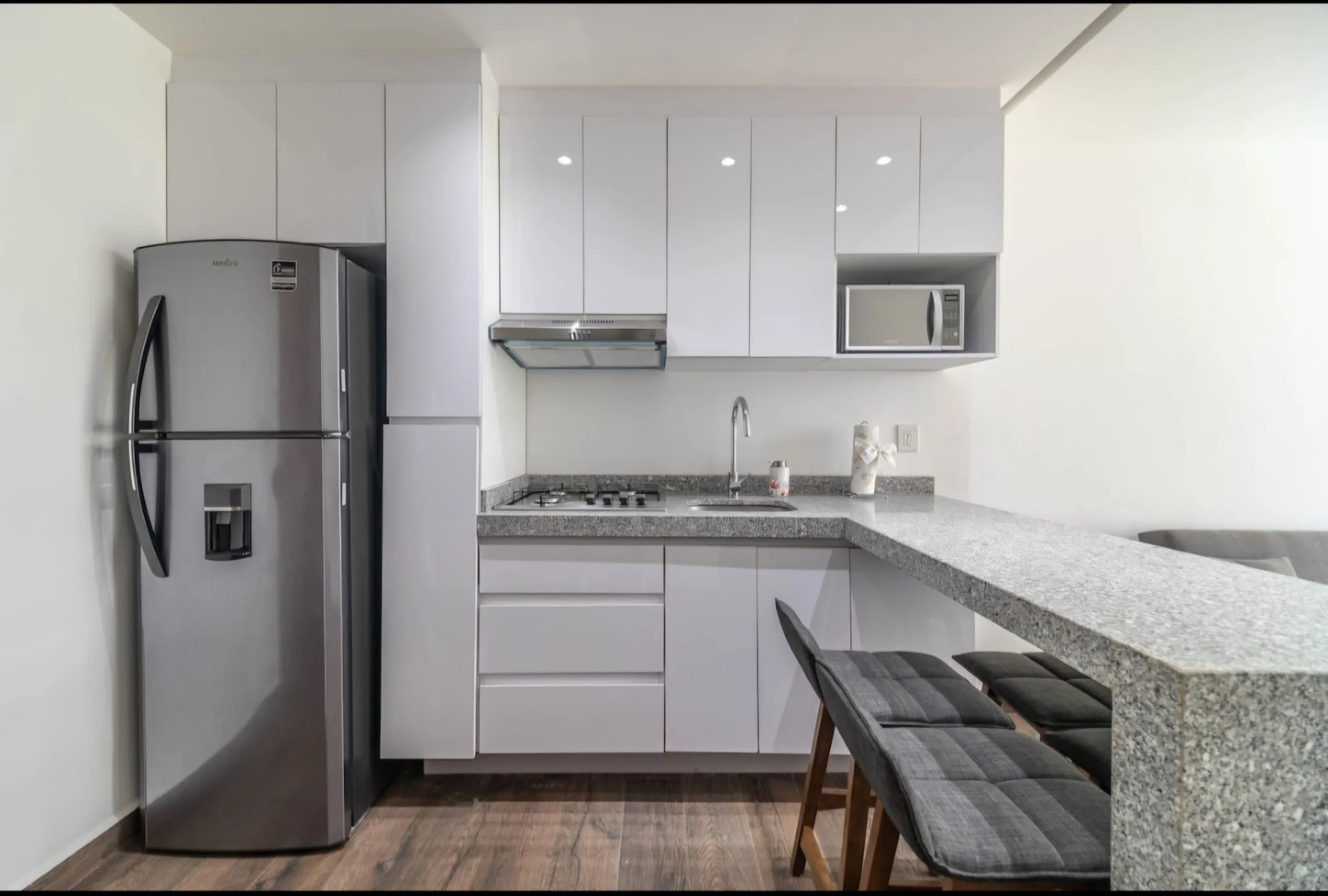 Vistas interiores y exteriores de Casa Kiin