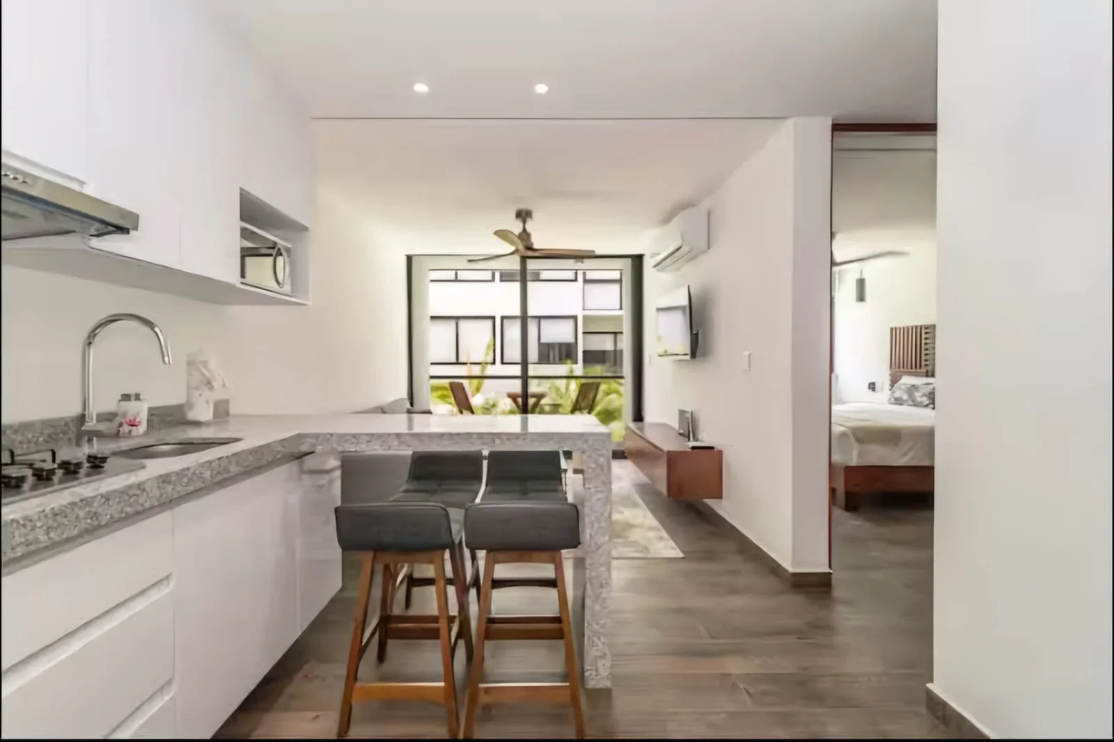 Vistas interiores y exteriores de Casa Kiin