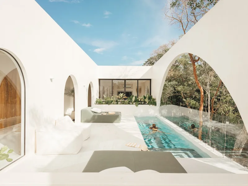 Casa Lancelot exterior con alberca privada rodeada de árboles de la selva