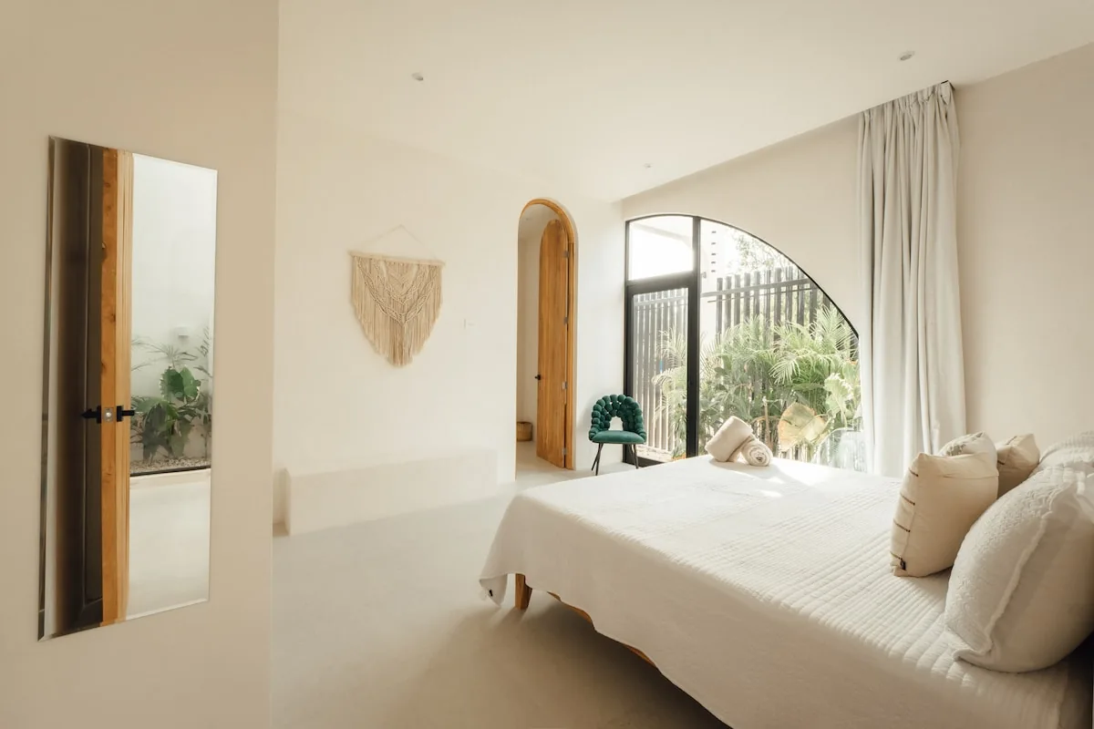 Espacio de vida al aire libre Casa Lancelot con entorno tropical