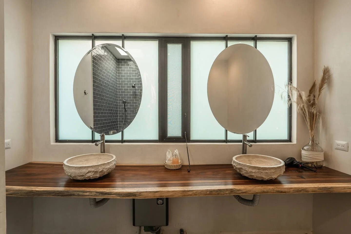 Casa Sueño baño principal con lavabos dobles de piedra