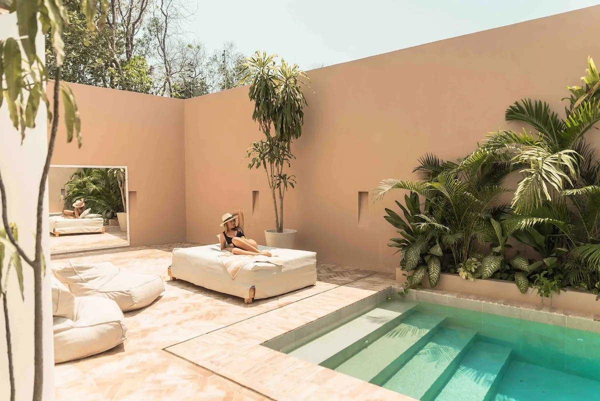 Casa Tabarka casa de diseño de dos pisos con vistas a la selva y luz natural