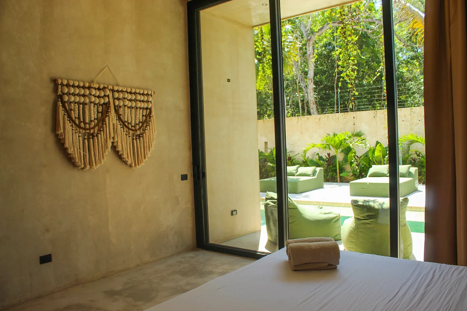 Sala de estar de Casa Uulum con vistas a la alberca